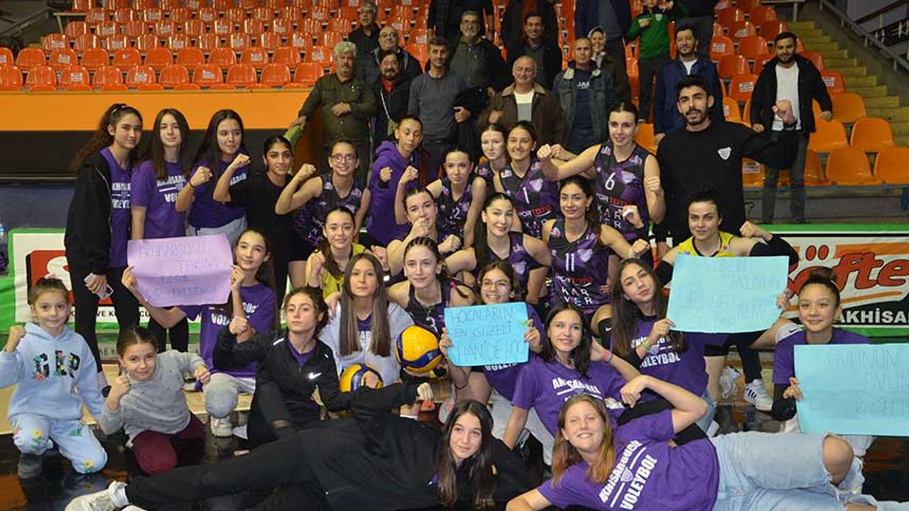 Akhisargücü Kadın Voleybol Takımı, Aliağa Gençlik'i 3-1 Yendi