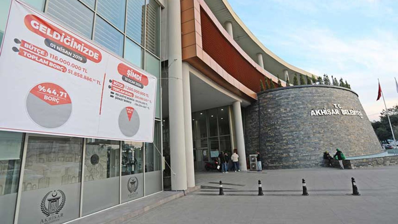 Akhisar Belediyesi 5 yıllık gelir-gider tablosunu bina önüne astı!