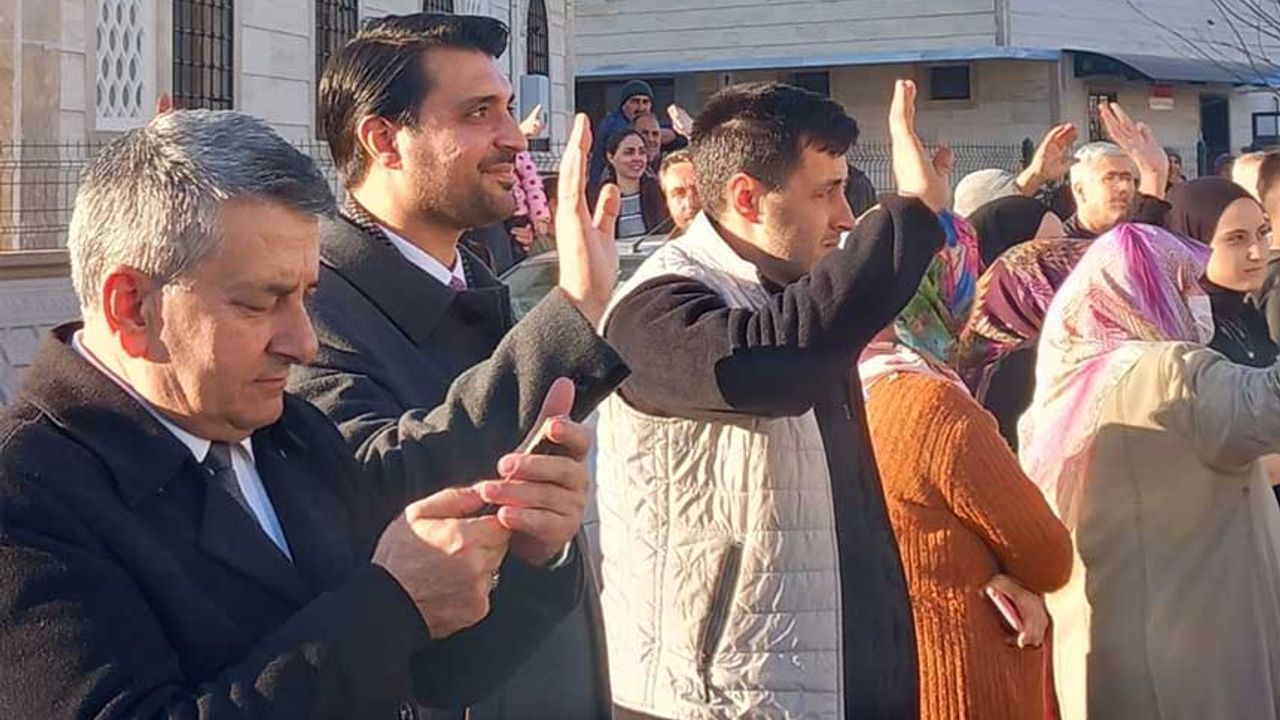 Yeniden Refah Partisi Akhisar Belediye Başkan Adayı Hızır Şenol, Kafileyi Umreye Uğurladı