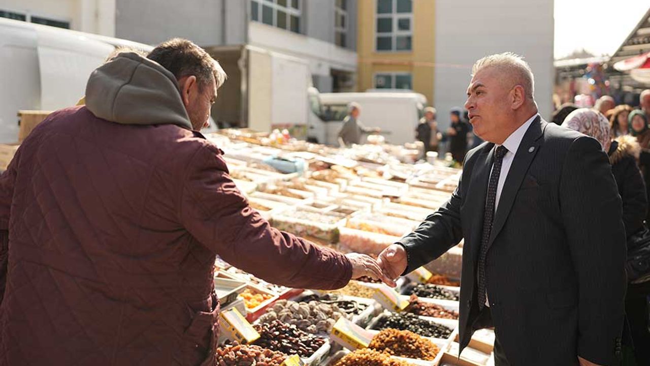 İYİ Parti Adayı Hüseyin Ali Doğan, Cumartesi pazarı esnafını ziyaret etti