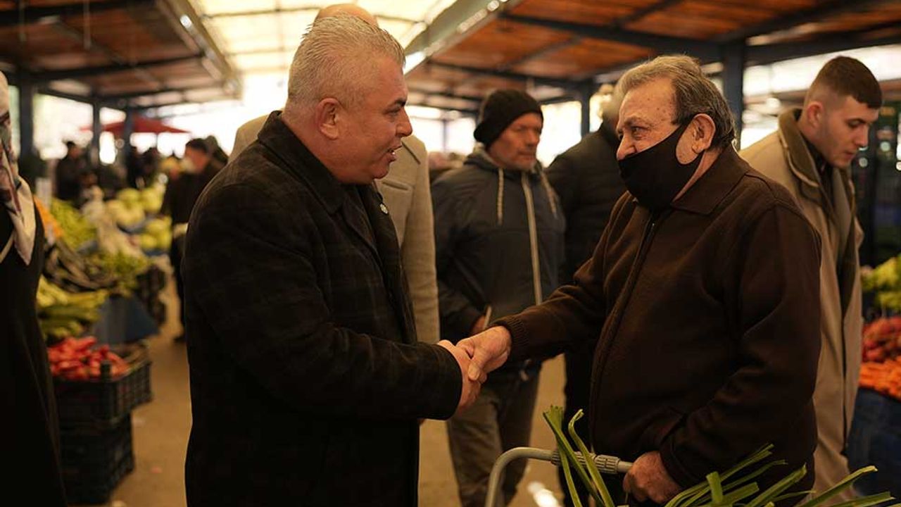 İYİ Parti’nin Akhisar Belediye Başkan Adayı Hüseyin Ali Doğan, Çarşamba pazarını ziyaret etti