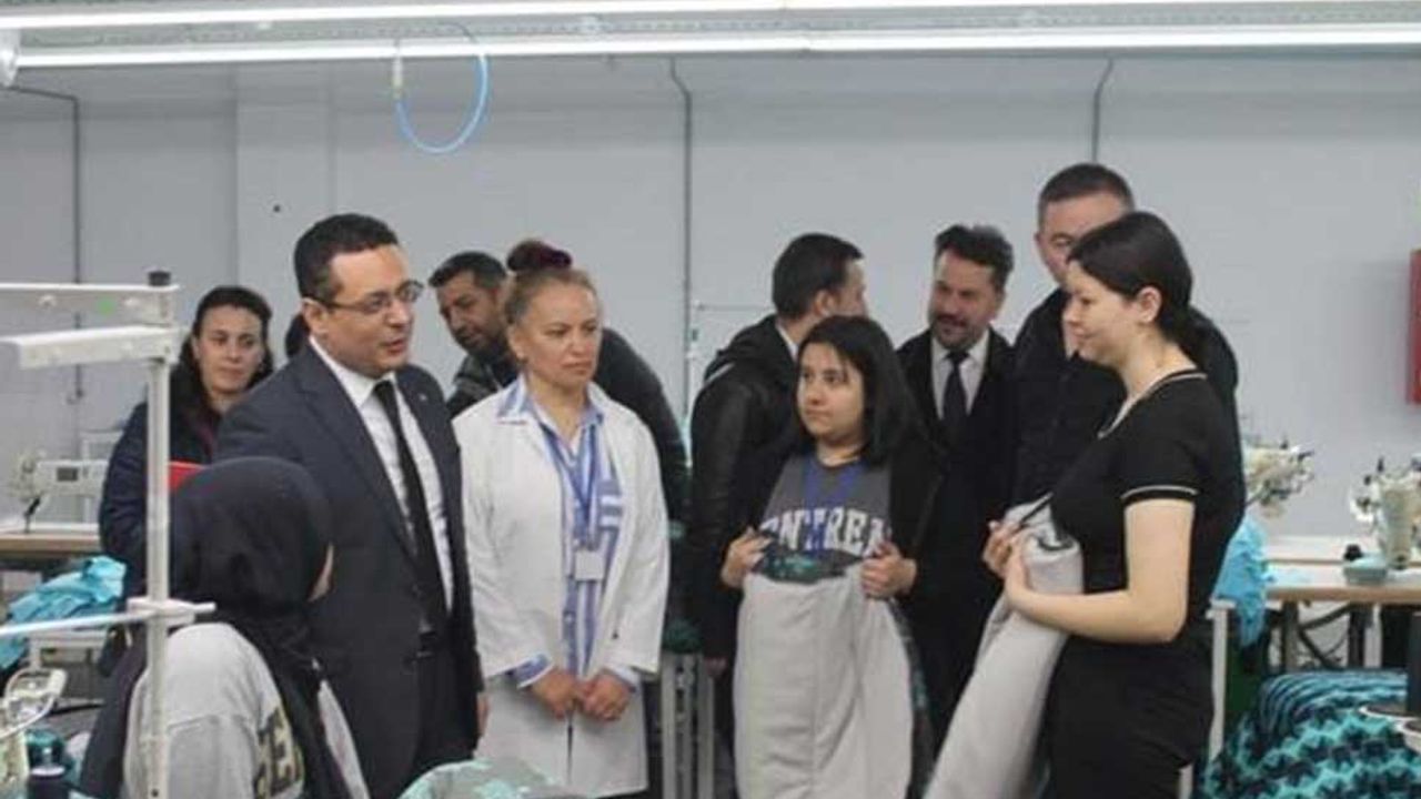 Akhisar İlçe Milli Eğitim Müdürü Erdem, depremzede öğretmenleri ziyaret etti