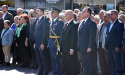 Akhisar'da Cumhuriyet Bayramı kutlamaları çelenk töreniyle başladı