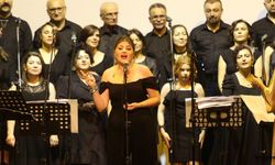 Akhisar Belediyesi Popüler Müzik Korosu ilk konserini verdi