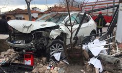 Otomobil okul bahçesine girdi! Facianın eşiğinden dönüldü!