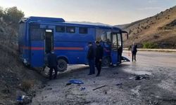 Cezaevi nakil aracı TIR ile çarpıştı: 6'sı asker 9 yaralı