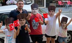 Akhisar Ülkü Ocakları, Zafer Bayramında Türk Bayrağı ve Atatürk maskesi dağıttı