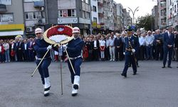 Akhisar'da Cumhuriyet'in 100. yılında çelenk töreni düzenlendi