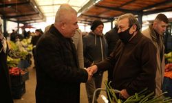 İYİ Parti’nin Akhisar Belediye Başkan Adayı Hüseyin Ali Doğan, Çarşamba pazarını ziyaret etti