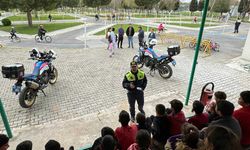 Akhisar İlçe Jandarma Trafik Ekipleri Öğrencilere Trafik Eğitimi Vermeye Devam Ediyor