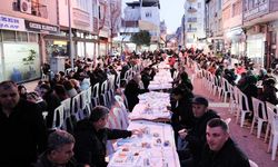 Akhisar 16 Sokak esnafları bin kişiyi iftar yemeğinde buluşturdu