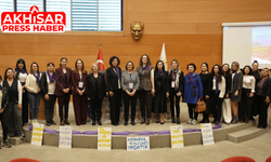 Akhisar’da “Türkiye’de Kadın Olmak” Paneli Düzenlendi