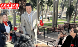 İYİ Parti Akhisar Teşkilatı’ndan Kadınlara 8 Mart Çiçeği