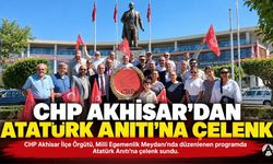 CHP Akhisar’dan Atatürk Anıtı’na Çelenk