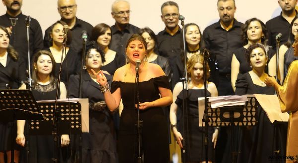 Akhisar Belediyesi Popüler Müzik Korosu ilk konserini verdi