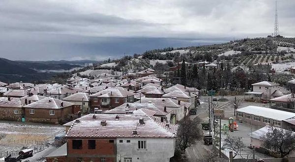 Akhisar'da 2023 yılının ilk kar yağışı etkili oldu