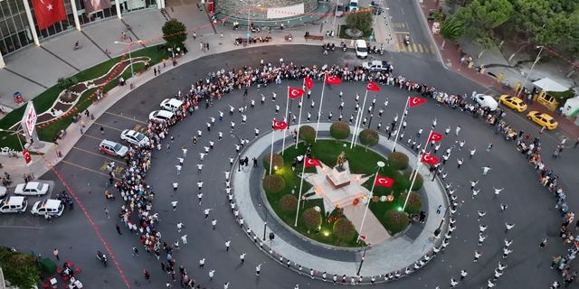 7’den 70’e yüzlerce Akhisarlı zeybek oynadı