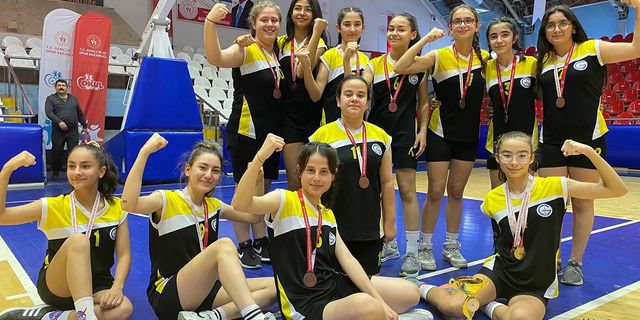 Gazi Ortaokulu Yıldız Kız Voleybol takımı, Akhisar'ı temsil etti