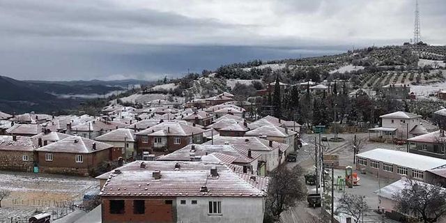 Akhisar'da 2023 yılının ilk kar yağışı etkili oldu