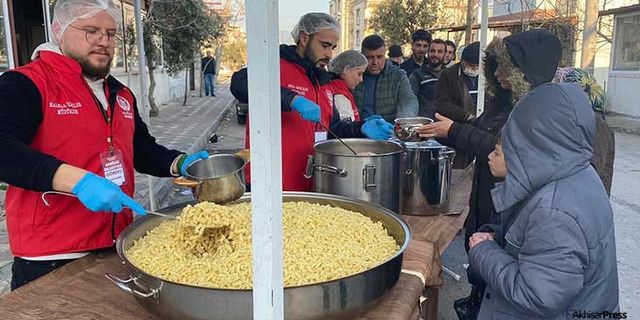 Akhisar Belediyesi, iftar için 8 noktada sıcak yemek dağıtıyor