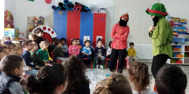 Minik öğrenciler "Hacivat Karagöz" oyunu ile eğlendi