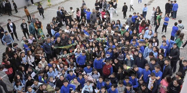 Akhisarspor futbolcuları, Ülkü Ortaokulu öğrencileriyle buluştu!