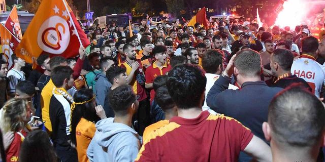 Akhisarlı Galatasaray taraftarları şampiyonluğu böyle kutladı