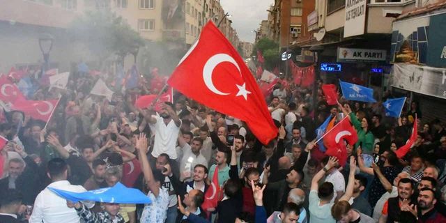 Cumhur İttifakı Akhisar'da zaferi kutladı!