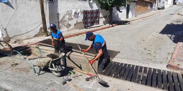 Hacıishak ve İnönü Mahallelerinin yağmur suyu ızgaralarını temizleniyor