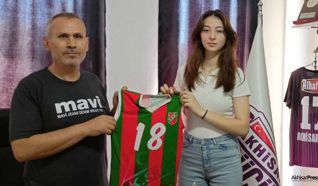 Akhisargücü'nün başarılı sporcusu Esra Çevik Karşıyaka'ya transfer oldu!