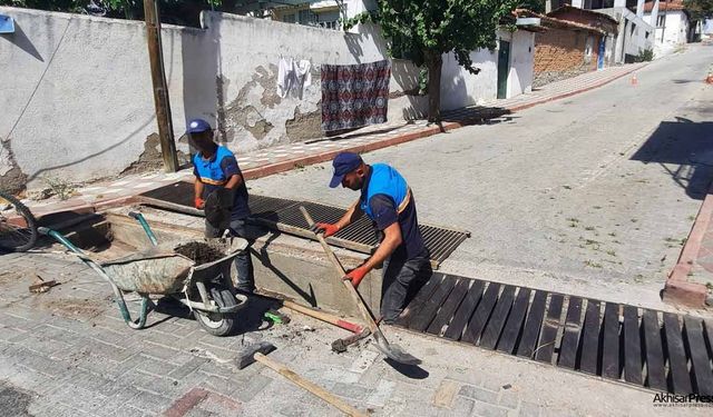 Hacıishak ve İnönü Mahallelerinin yağmur suyu ızgaralarını temizleniyor