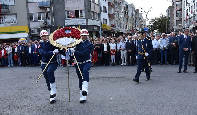 Akhisar'da Cumhuriyet'in 100. yılında çelenk töreni düzenlendi