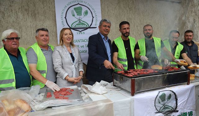 Pınar Gören'den 100. yıla özel etkinlik! Binlerce kişiye sucuk ekmek ikram ettiler!