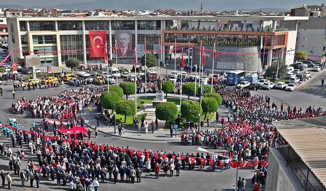 Akhisar'da Cumhuriyet'in 100. Yılı yürüyüşü yapıldı