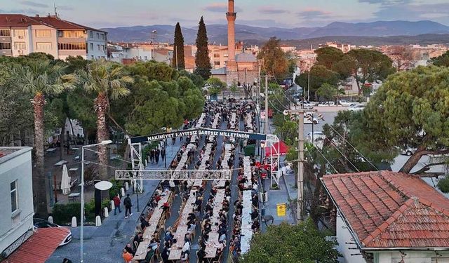 Akhisar Belediyesi, iftar sofrası Yeni Cami önünde kuruldu