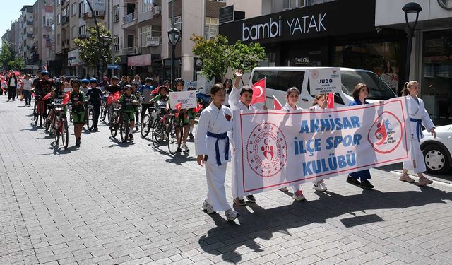 19 Mayıs Atatürk'ü Anma, Gençlik ve Spor Bayramı, Kortej Yürüyüşü ile Coşkuyla Kutlandı