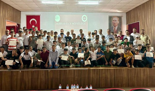 Akhisar İlçe Müftülüğü’nden Coşkulu "Yatılı Yaz Kur’an Kursu" Kapanış Programı