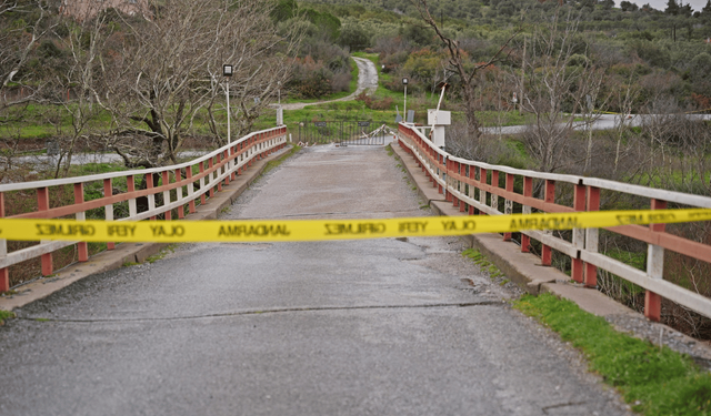 Selçikli Mahallesi Yolundaki Köprü Trafiğe Kapatıldı