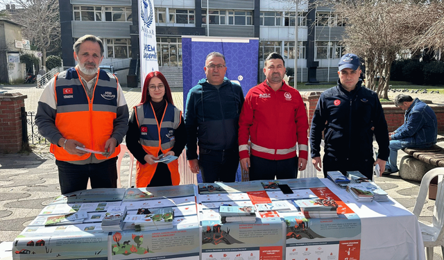 Akhisar’da Deprem Haftası Kapsamında Bilgilendirme Standı Kuruldu