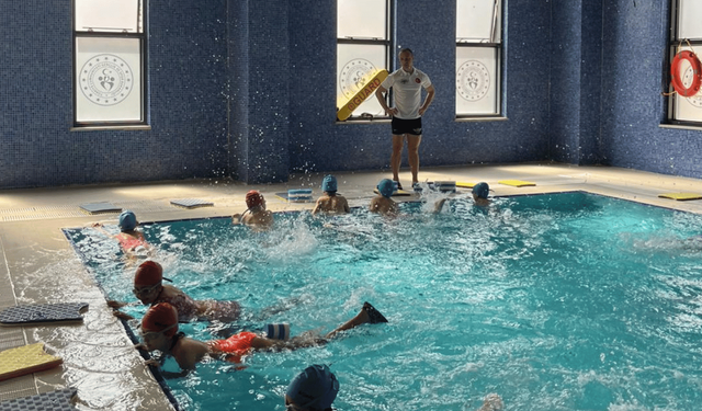 Akhisar’da “Yüzme Bilmeyen Kalmasın” Projesi Başladı