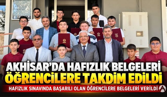 Akhisar’da hafızlıklarını tamamlayan öğrencilere belgeleri verildi