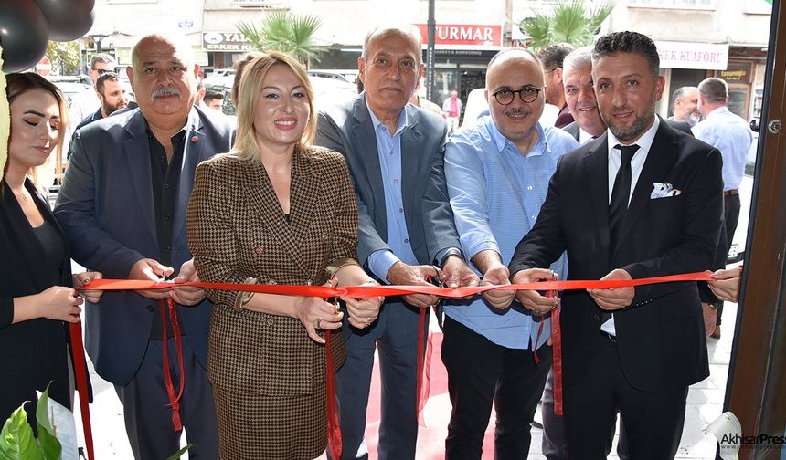 Akhisar'da "Çınar Dibi Cafe" yeni konseptiyle hizmete açıldı