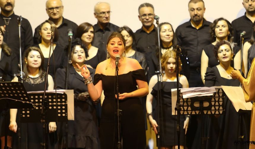 Akhisar Belediyesi Popüler Müzik Korosu ilk konserini verdi