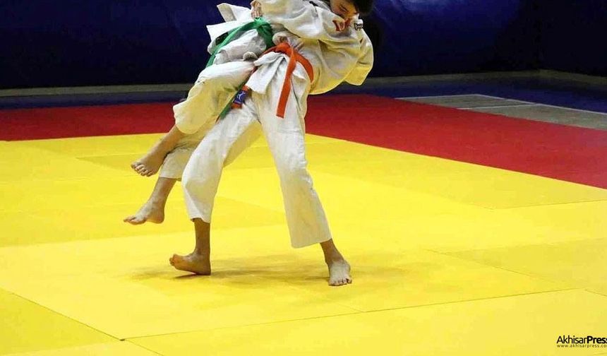 Okul sporlarından Akhisarlı Judocular ön plana çıktı