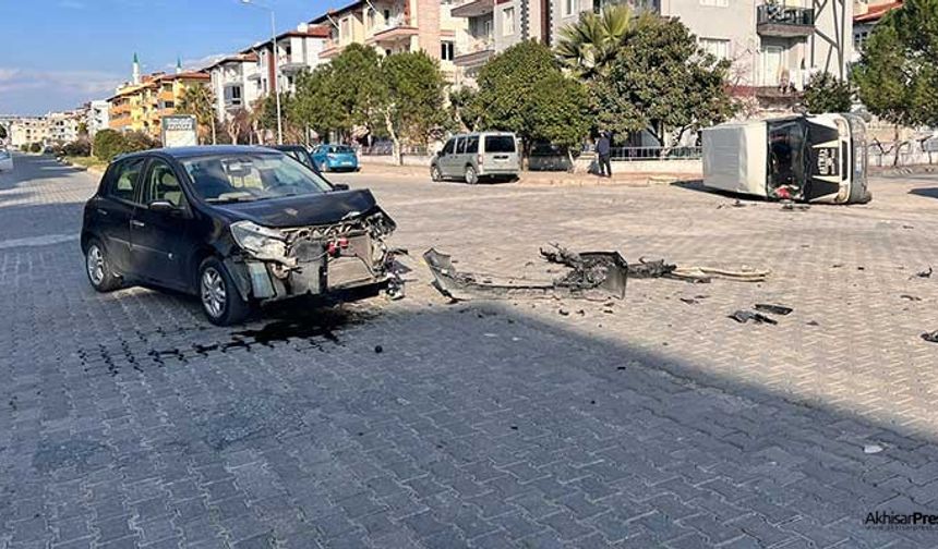 Akhisar'da şehir içinde ilginç kaza: Minibüs yan yattı!