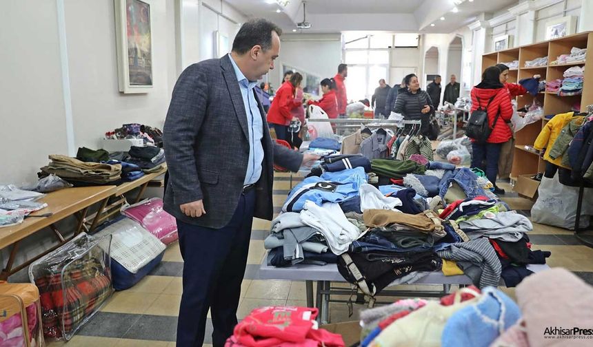 Akhisar’da depremzedeler için sosyal market ve butik kuruldu