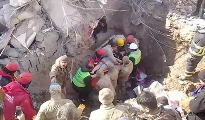 Manisalı ekip, Kahramanmaraş’taki enkazdan 3 kişiyi sağ salim kurtardı