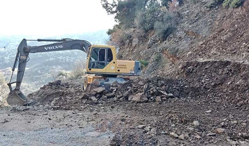 Akhisar'da toprak kayması: Yol trafiğe kapandı!