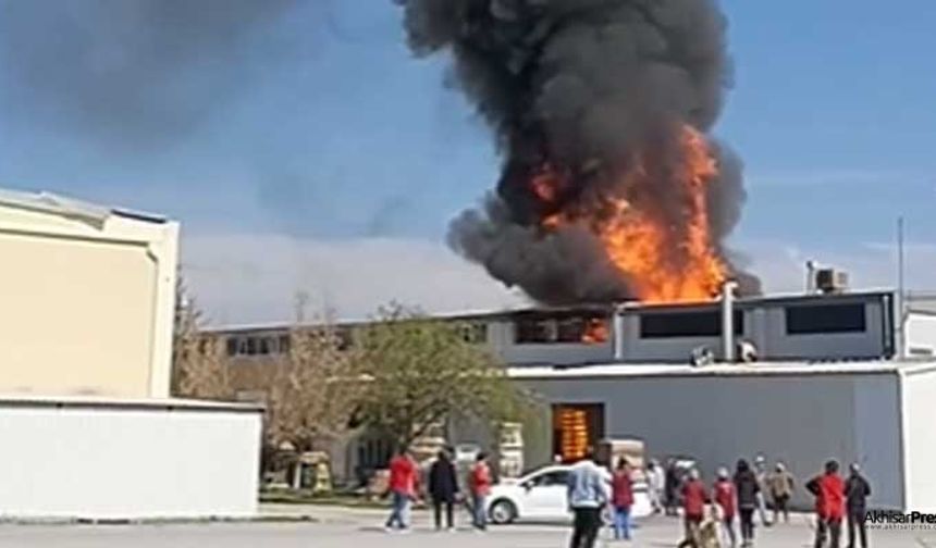 Akhisar'da Gıda Çarşısı'nda fabrika yangını!