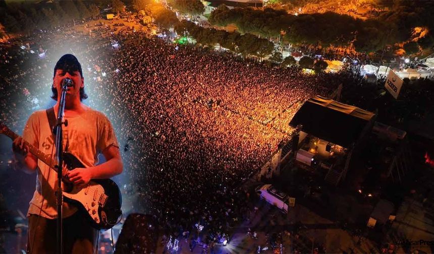 Akhisar Dumanlandı! Muhteşem konserde ilginç diyalog!